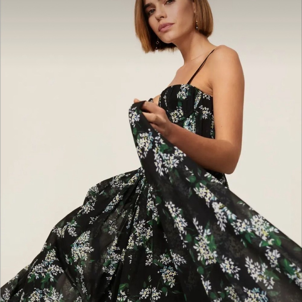 Sau Lee
Georgina size 8 long black floral spaghetti strap special occasion gown. - Picture 5 of 17